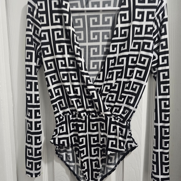 Stylish Black and White Geometric Women's Top - Picture 2 of 2
